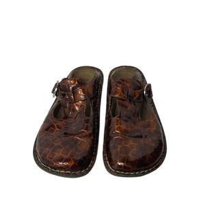 Alegria by PG Lite Copper Colored Crocodile Embossed Leather Clogs Size EU39 US9